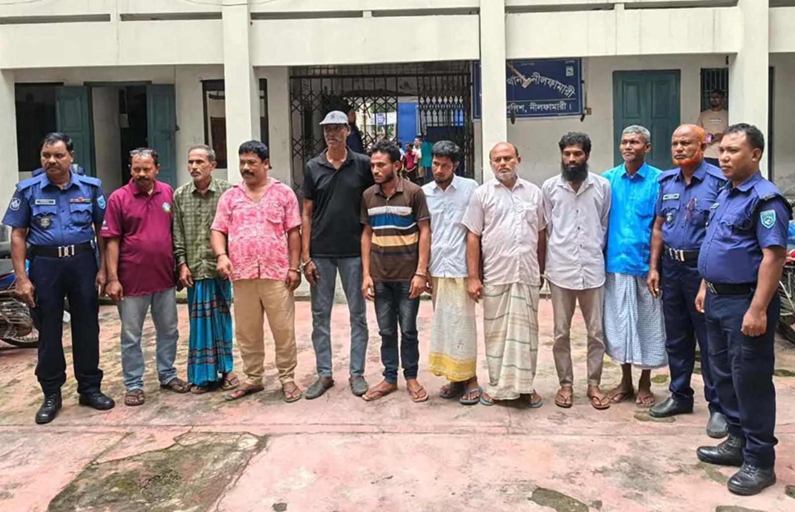 ডিমলায় জুয়ার আসরে অভিযান, উপজেলা যুবদলের আহ্বায়কসহ গ্রেপ্তার ৮